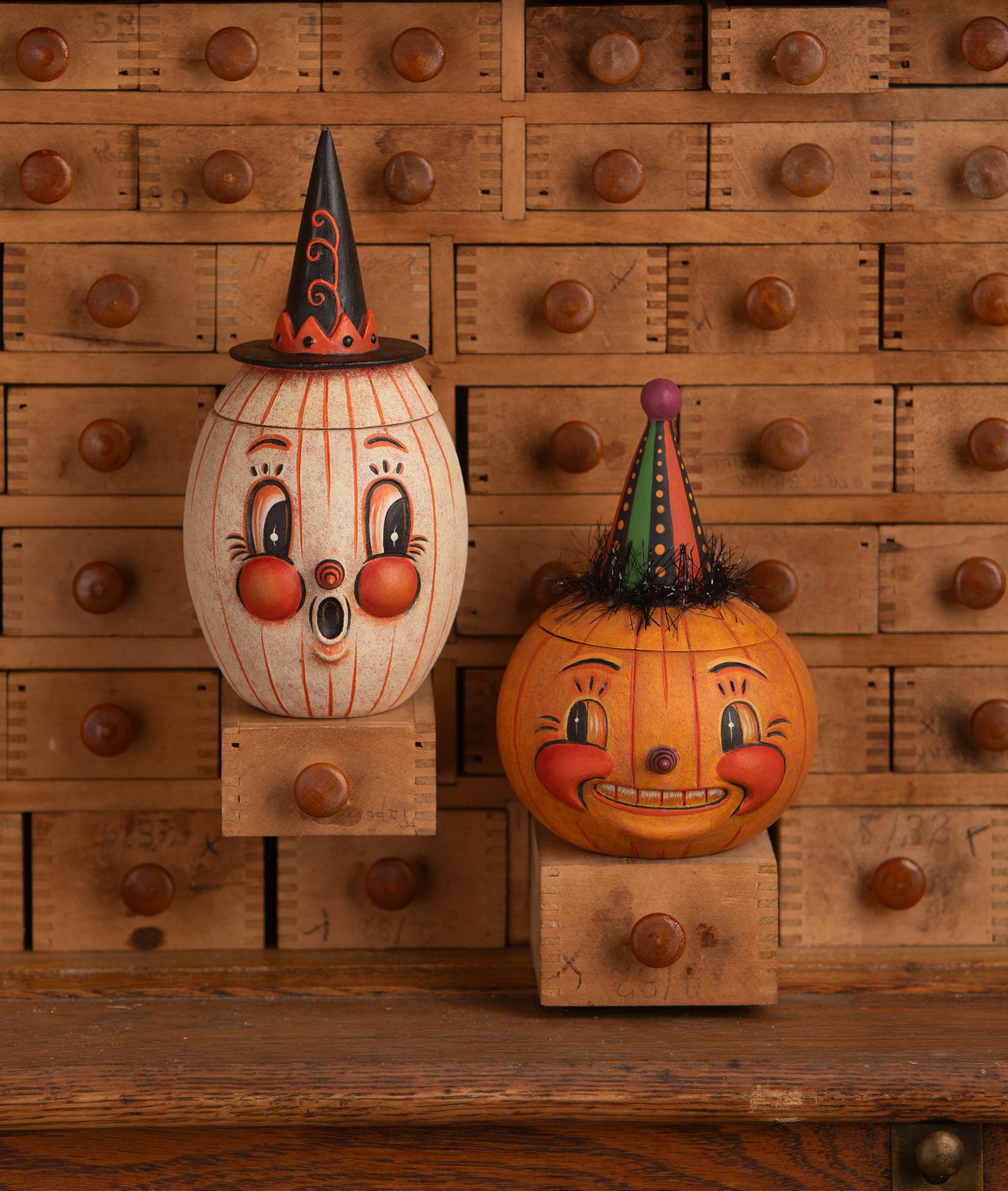 Bethany Lowe Designs - Wholesale Decorative Figurine - Jackie Yell-o-ween4