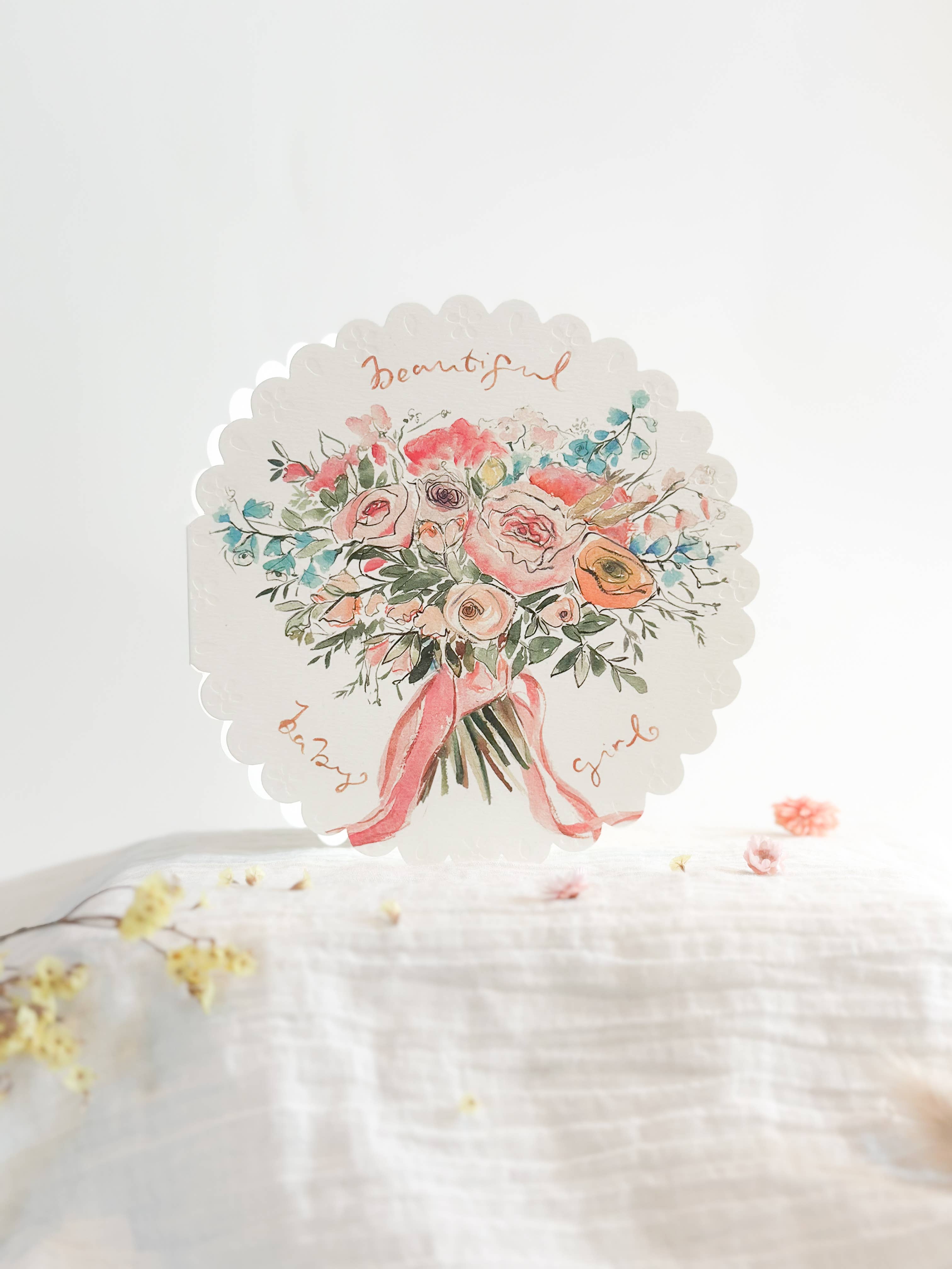 Sophie Amelia Creates – Engroshandel Babykort – Smuk baby pige - cirkulært præget kort