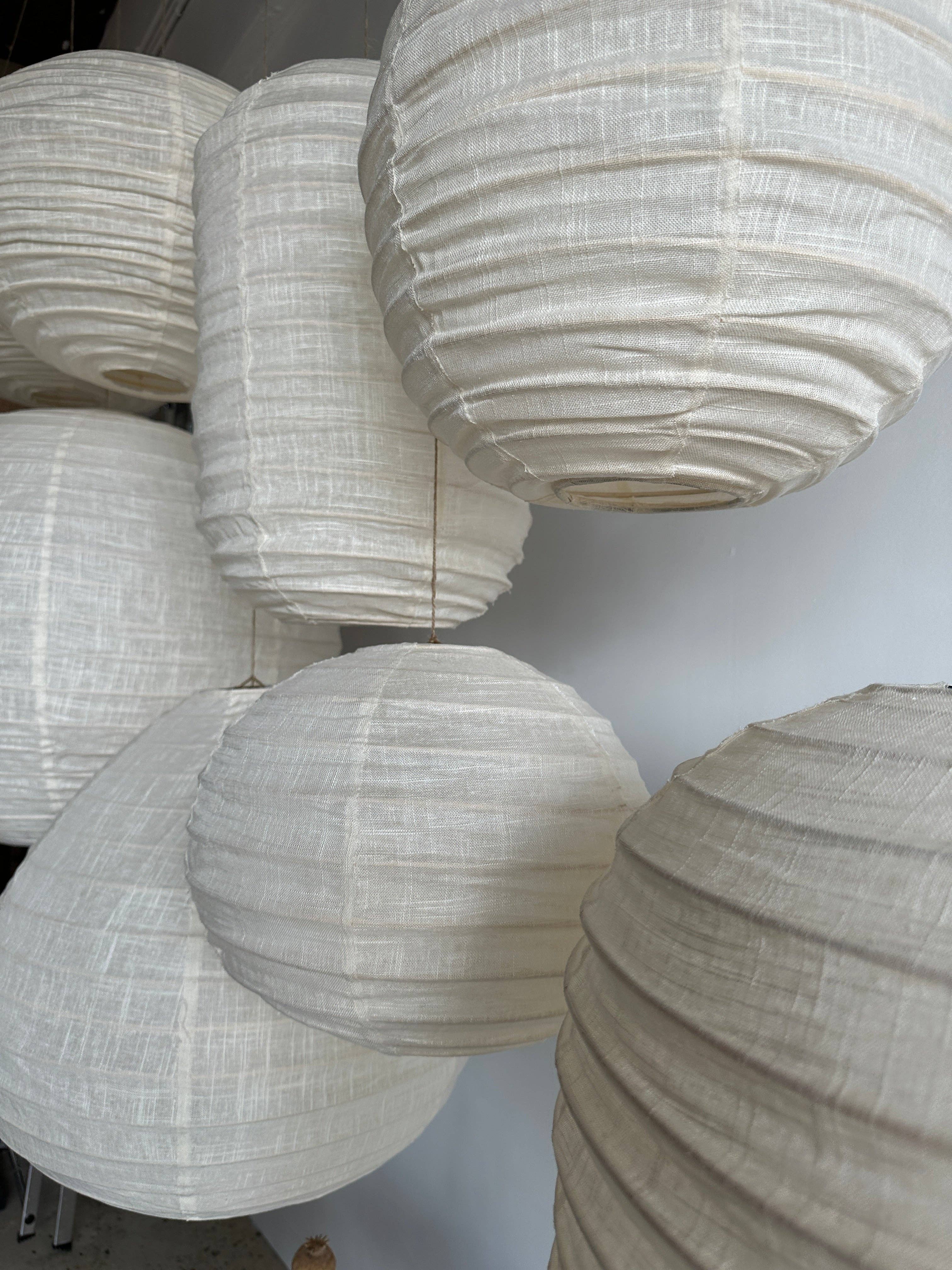 Office Objets - Wholesale Chandelier/Hanging Light - Medium round Japanese-style pendant light in rattan and natural linen D:4027