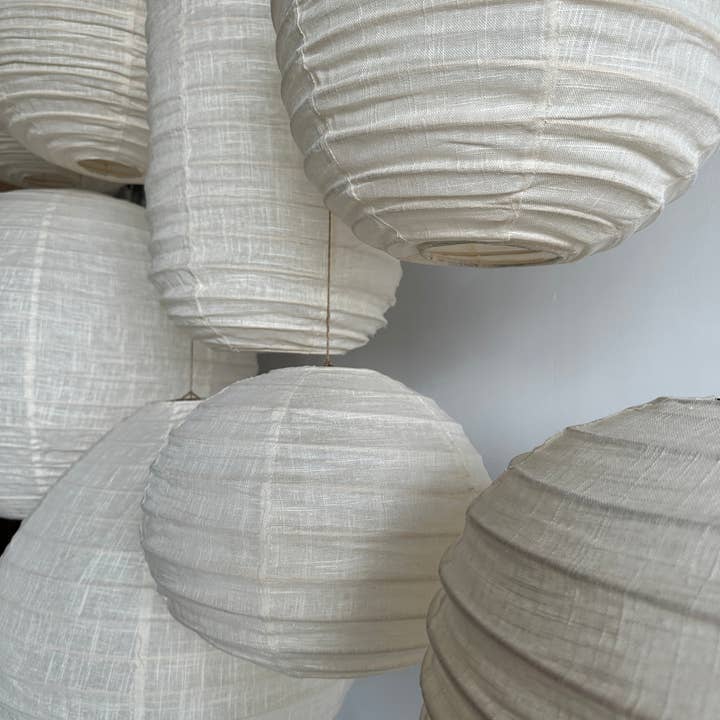 Office Objets - Wholesale Chandelier/Hanging Light - Medium round Japanese-style pendant light in rattan and natural linen D:4027