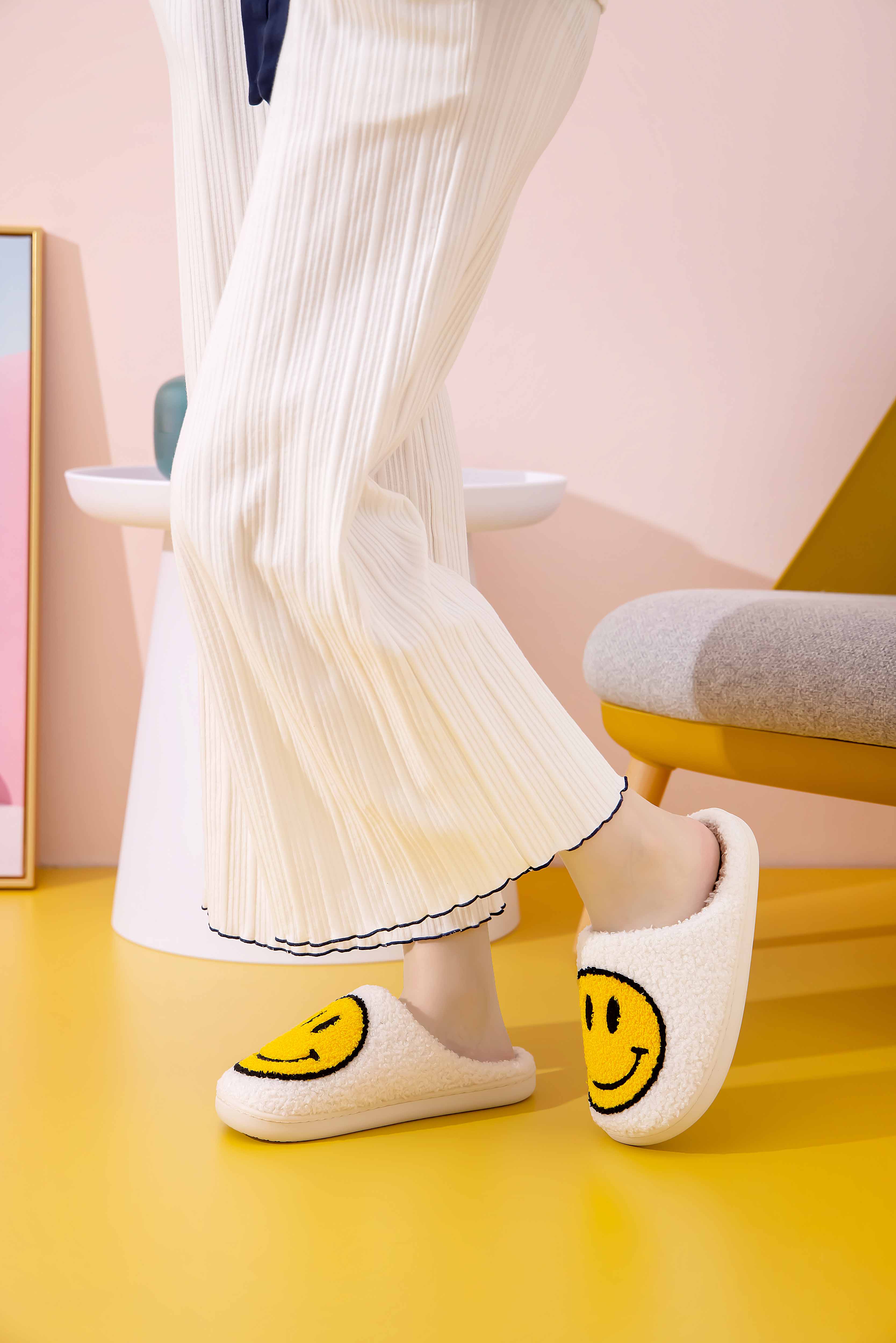 Shop Lev - Vente Chaussons – femme - Chaussons confort à semelle légère en fausse fourrure douce avec visage souriant pour adulte21