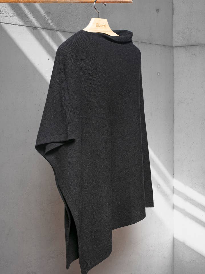 Cape géométrique en laine mérinos, cachemire et soie Cecilia Lav pour la vente par Tasselli Cashmere