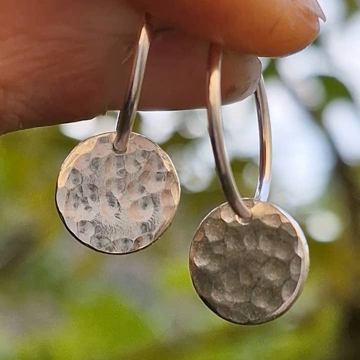 Créoles Charms Goutte de Lune en Argent Sterling pour la vente par Nature's Finds Studio