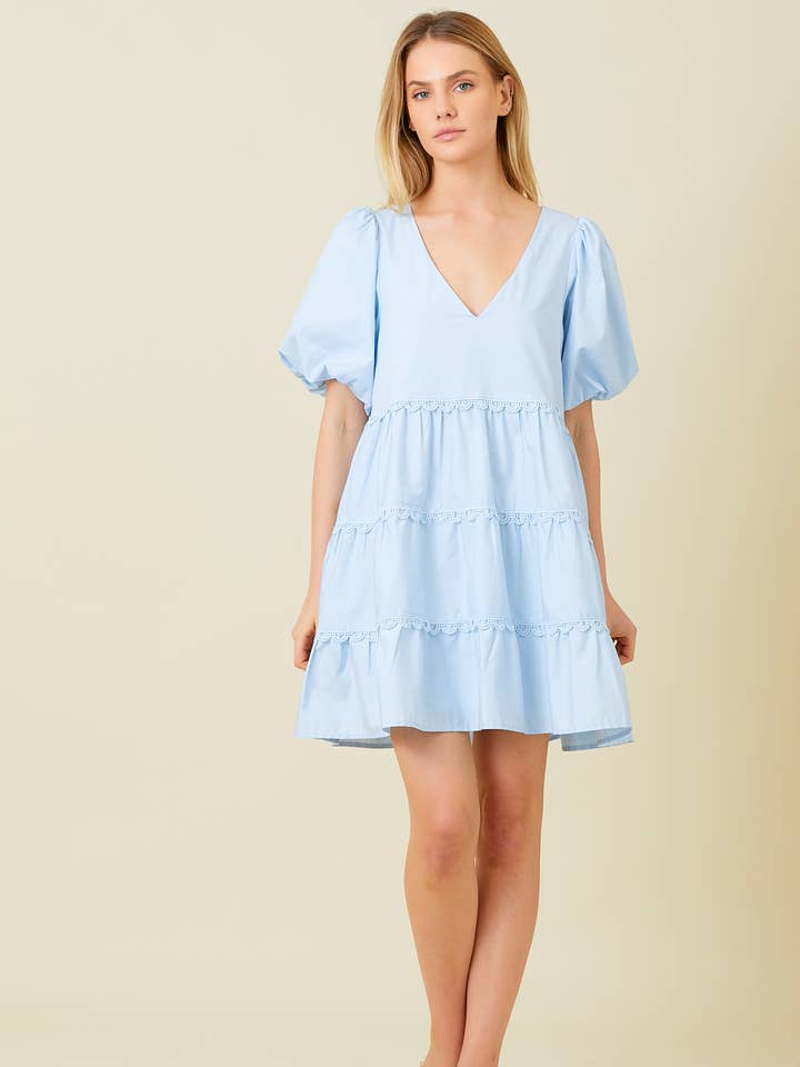 MINIVESTIDO EM CAMADAS DE POPELINA COM ACABAMENTO EM VIEIRAS por atacado de Baevely by Wellmade USA