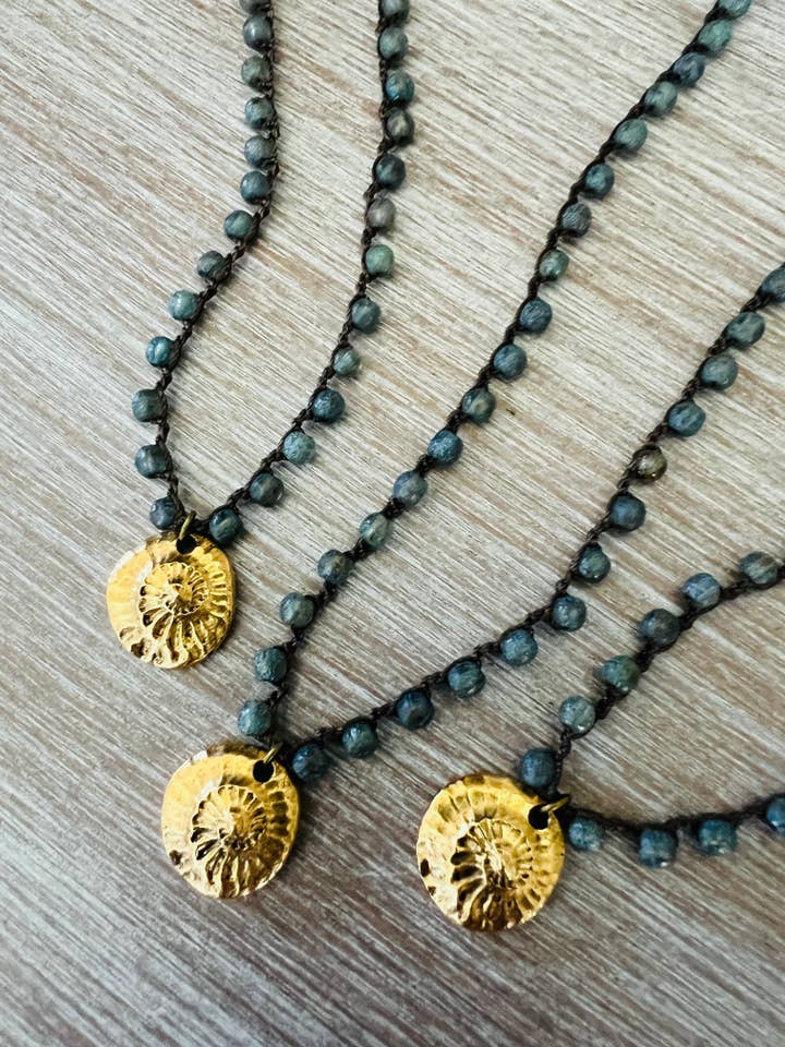 Breloque en forme de fossile doré et chaîne en cristal tchèque en jean crocheté pour la vente par Twist Style