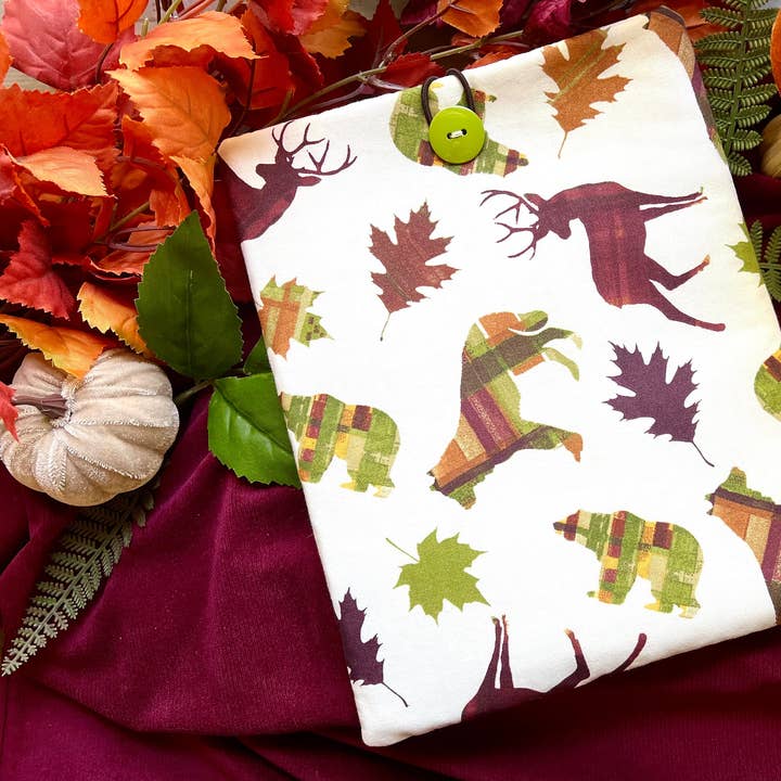 Housse de livre/tablette matelassée à carreaux animaux d'automne pour la vente par Dagger and Rose