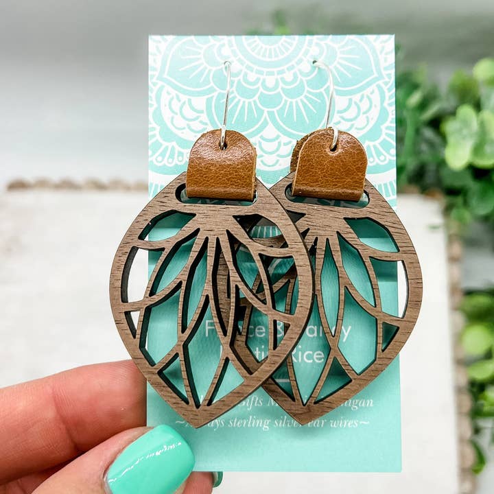 Fleece & Fancy – wholesale Hängande örhängen – Laser Cut Läderrem Filigran Trä Örhängen