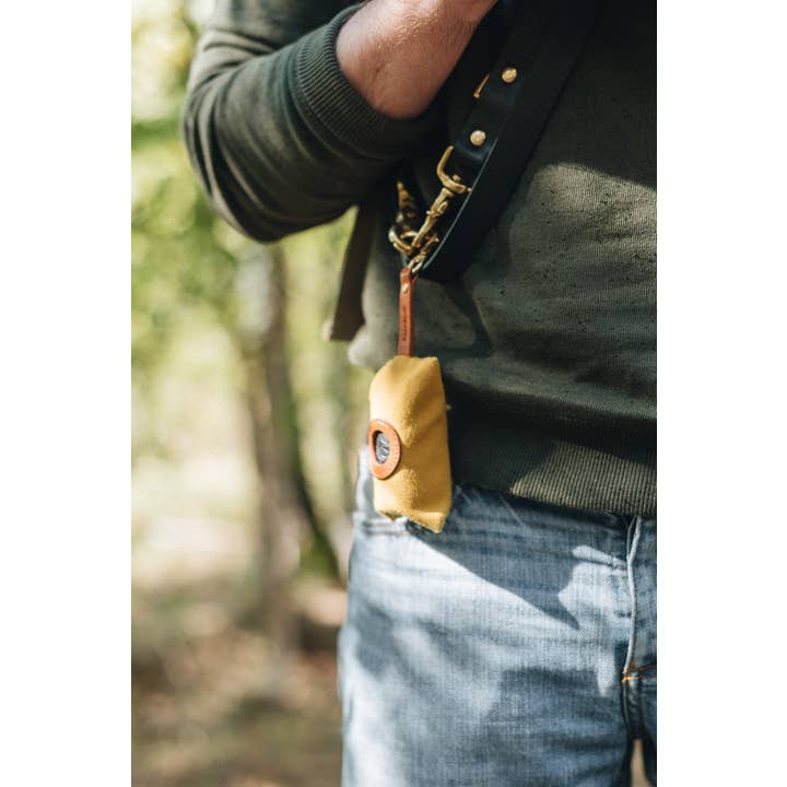 BAND&ROLL – Großhandel Kotbeutelspender – Leichter Hunde-Kotbeutelhalter aus gewachstem Canvas mit Lederapplikationen1