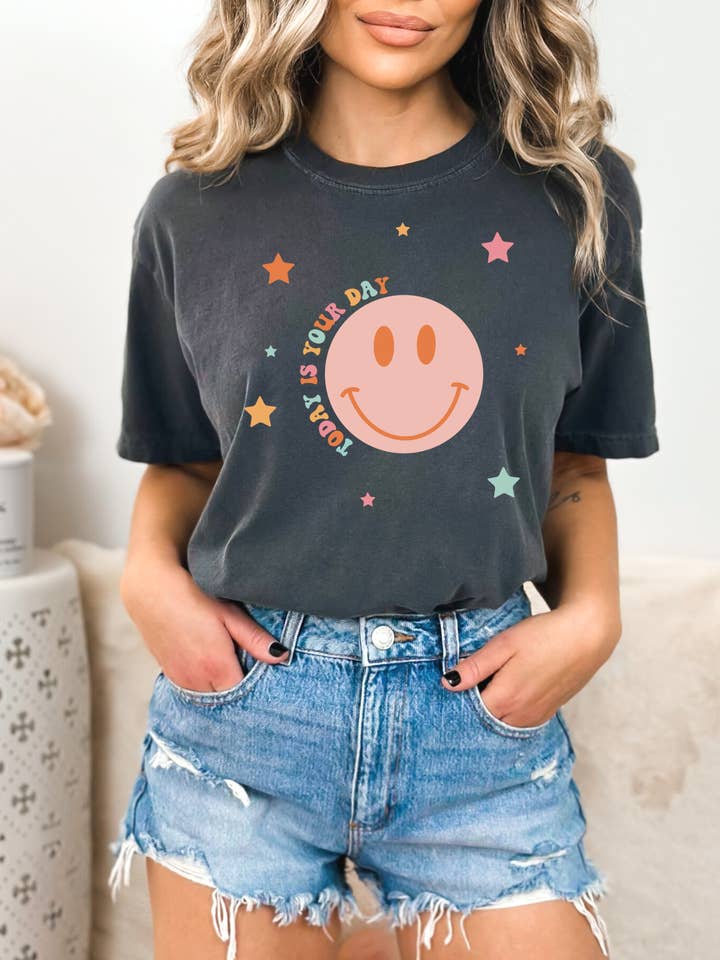 T-shirt con grafica con faccina sorridente, oggi è il tuo giorno per la vendita all'ingrosso da parte di Desert Raine