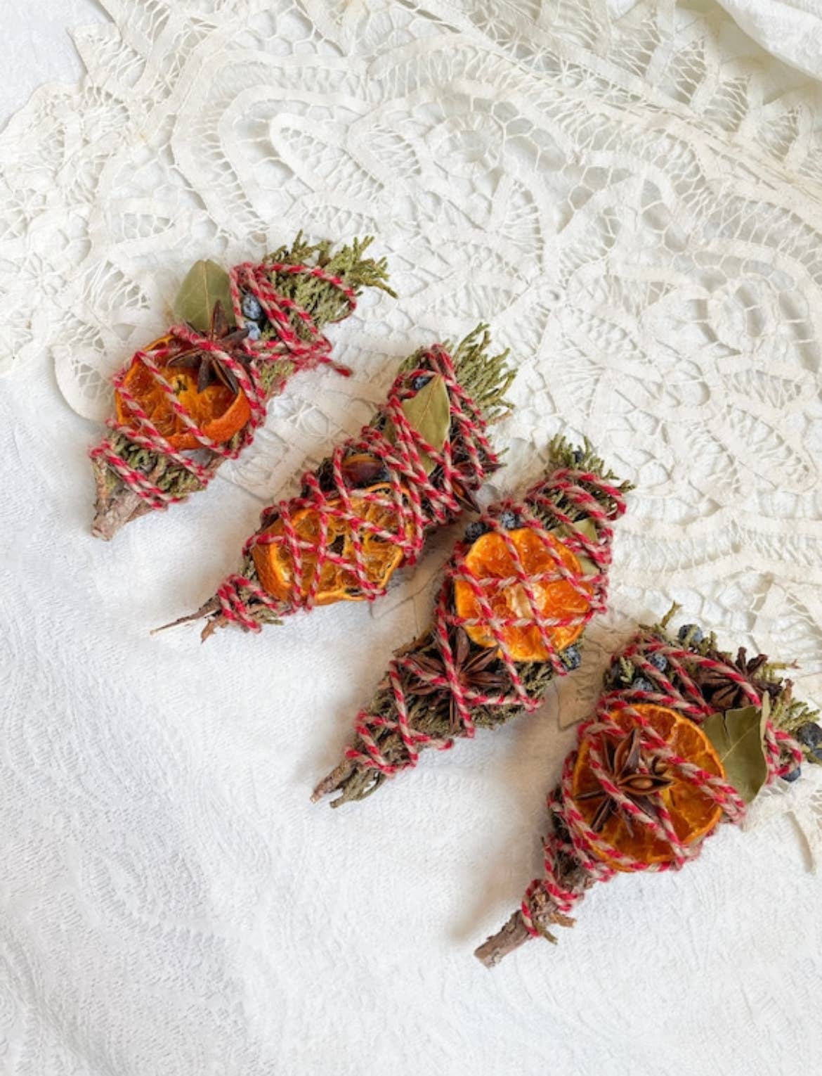 CharlieHaze - Vente Bâton de sauge - Cèdre de Yule, Genévrier, Orange, Laurier, Bâton d'encens6