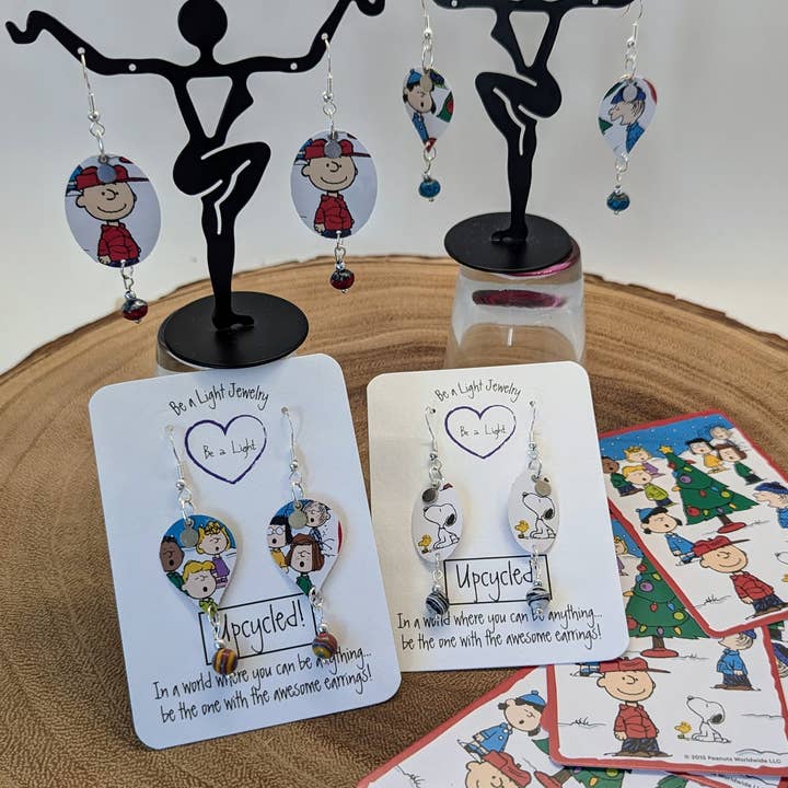 Pendientes de Charlie Brown Navidad, Pendientes de Snoopy, Pendientes de Peanuts para venta al por mayor de Be a Light Jewelry