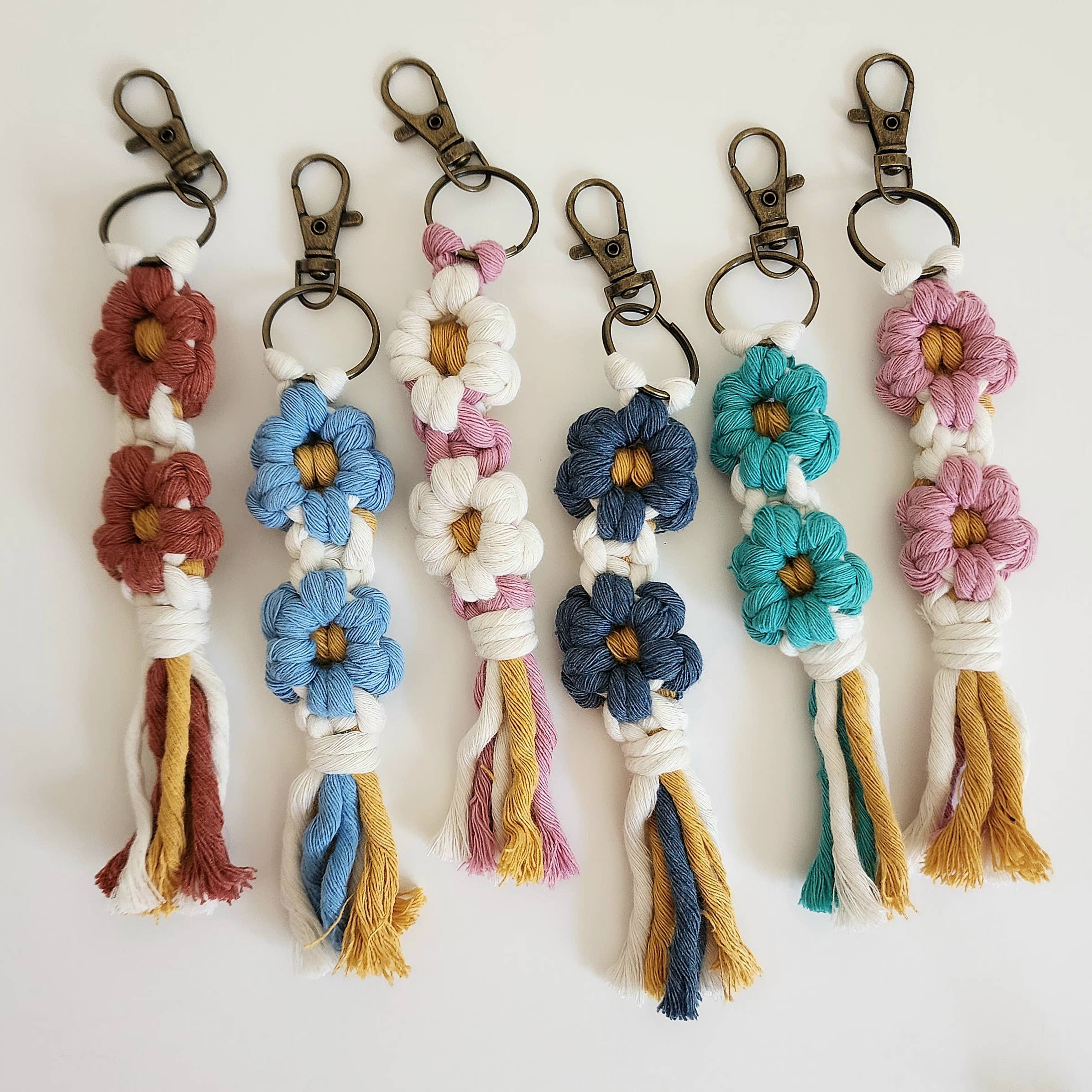 Handmade By Uruba - Wholesale Sleutelhanger - Dames - Macrame sleutelhangertje met madeliefjes, accessoires voor dames3