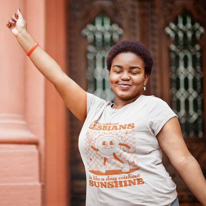 Rainbow & Co – Großhandel T-Shirt mit Siebdruck – Unisex – Ein Tag ohne Lesben ist wie ein Tag ohne Sonnenschein Retro-Pride-Shirt1