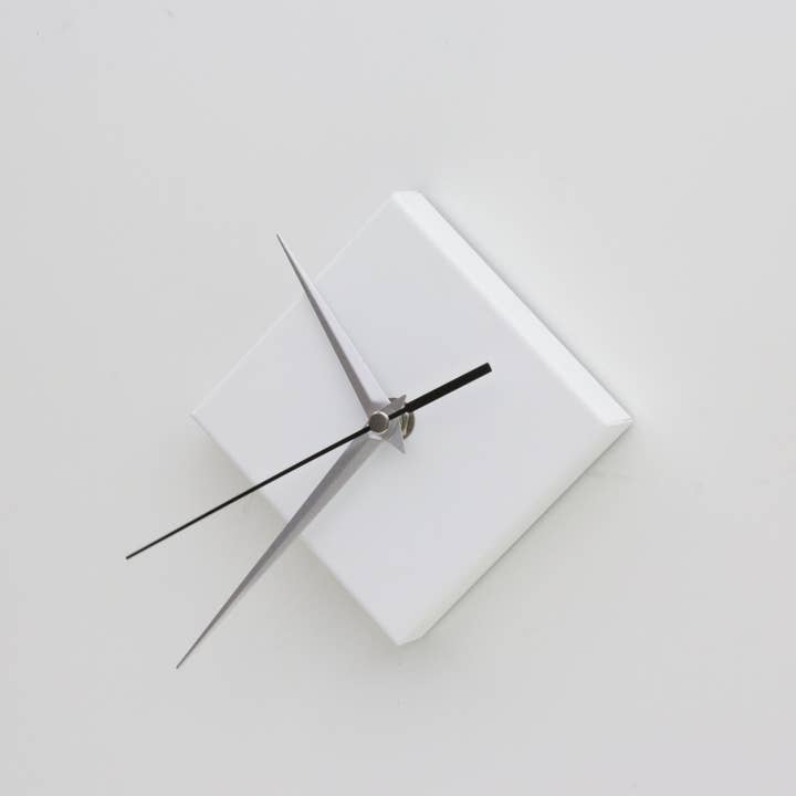 KalaMitica Magnetic System – Großhandel Wanduhren – Magnetische Uhr Quadratisch, Matt Weiss, Elegant und Modern3