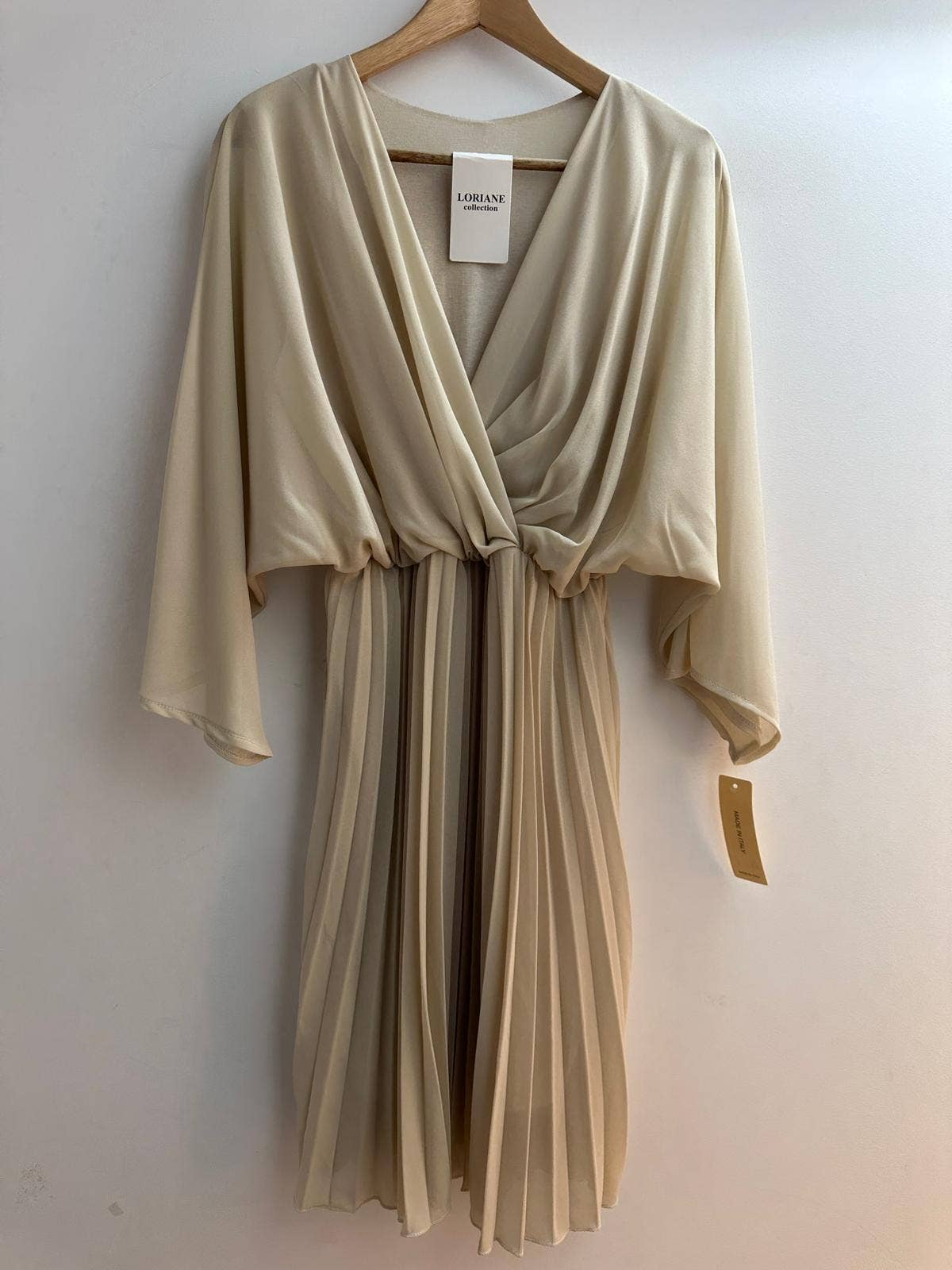 LORIANE – wholesale Dress – Women's – 10558 V-neck pleated short dress with viscose lining3