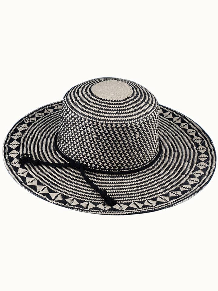 Chapeau de soleil à motif tribal avec couronne de canotier, détail en corde pour la vente par Olive & Pique