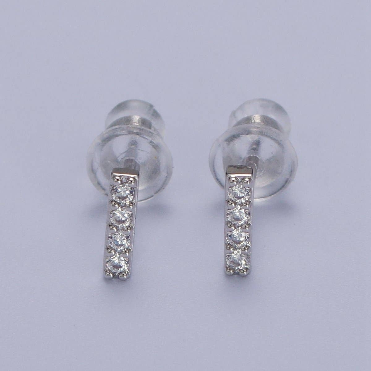 Aim Eternal – wholesale Solitärörhängen – Vitguldfyllda små initialbokstavsörhängen med diamant CZ i silver | AD-120-AD-1458