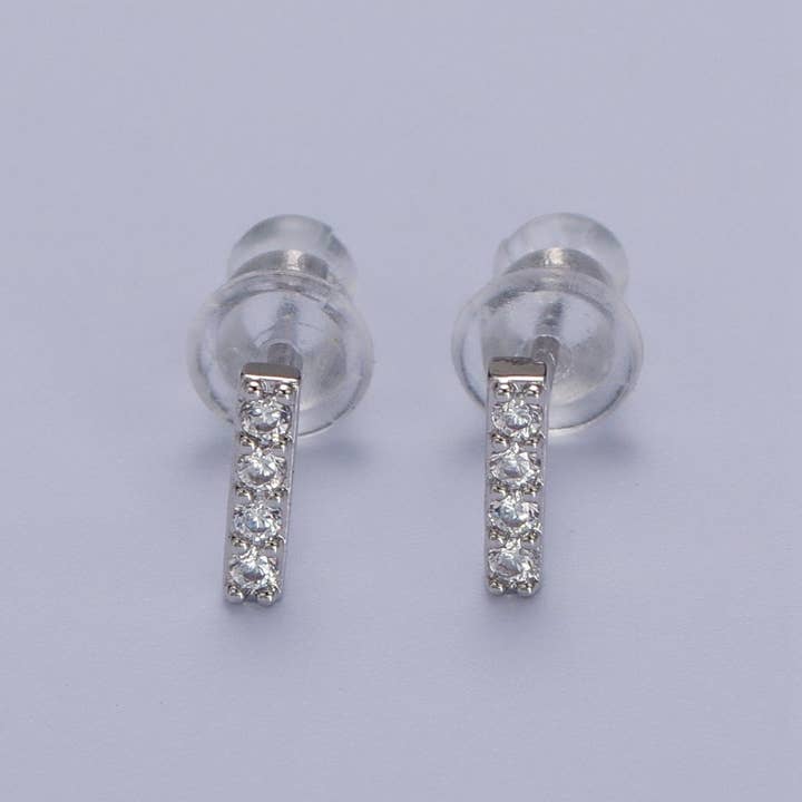 Aim Eternal – wholesale Solitärörhängen – Vitguldfyllda små initialbokstavsörhängen med diamant CZ i silver | AD-120-AD-1458