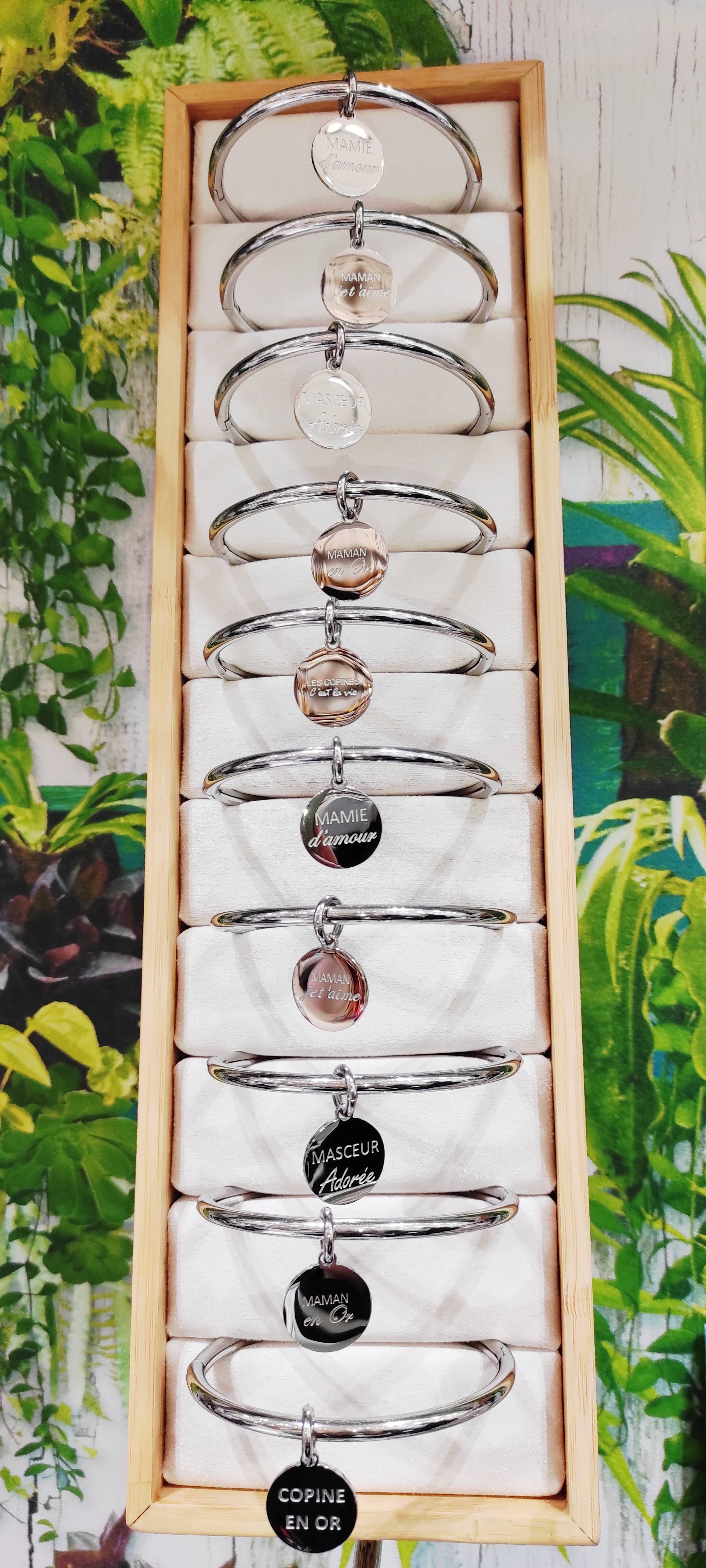 LOLO & YAYA - Wholesale Retailer Display - Jewelry - Set of 10 message bangles in steel on display €101