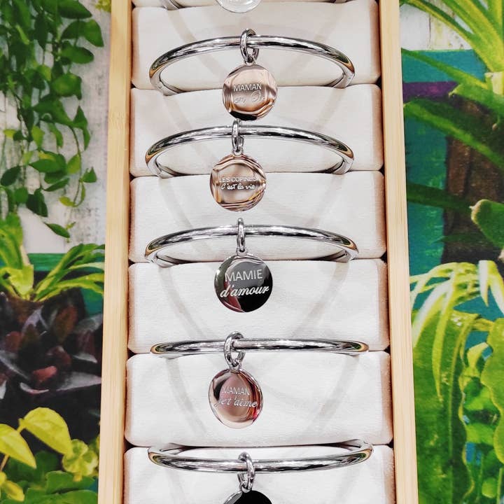 LOLO & YAYA - Wholesale Retailer Display - Jewelry - Set of 10 message bangles in steel on display €101
