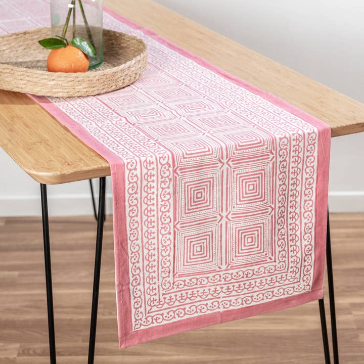 lyserød geobloktrykt bordløber for engroshandel hos Effortless Trading co