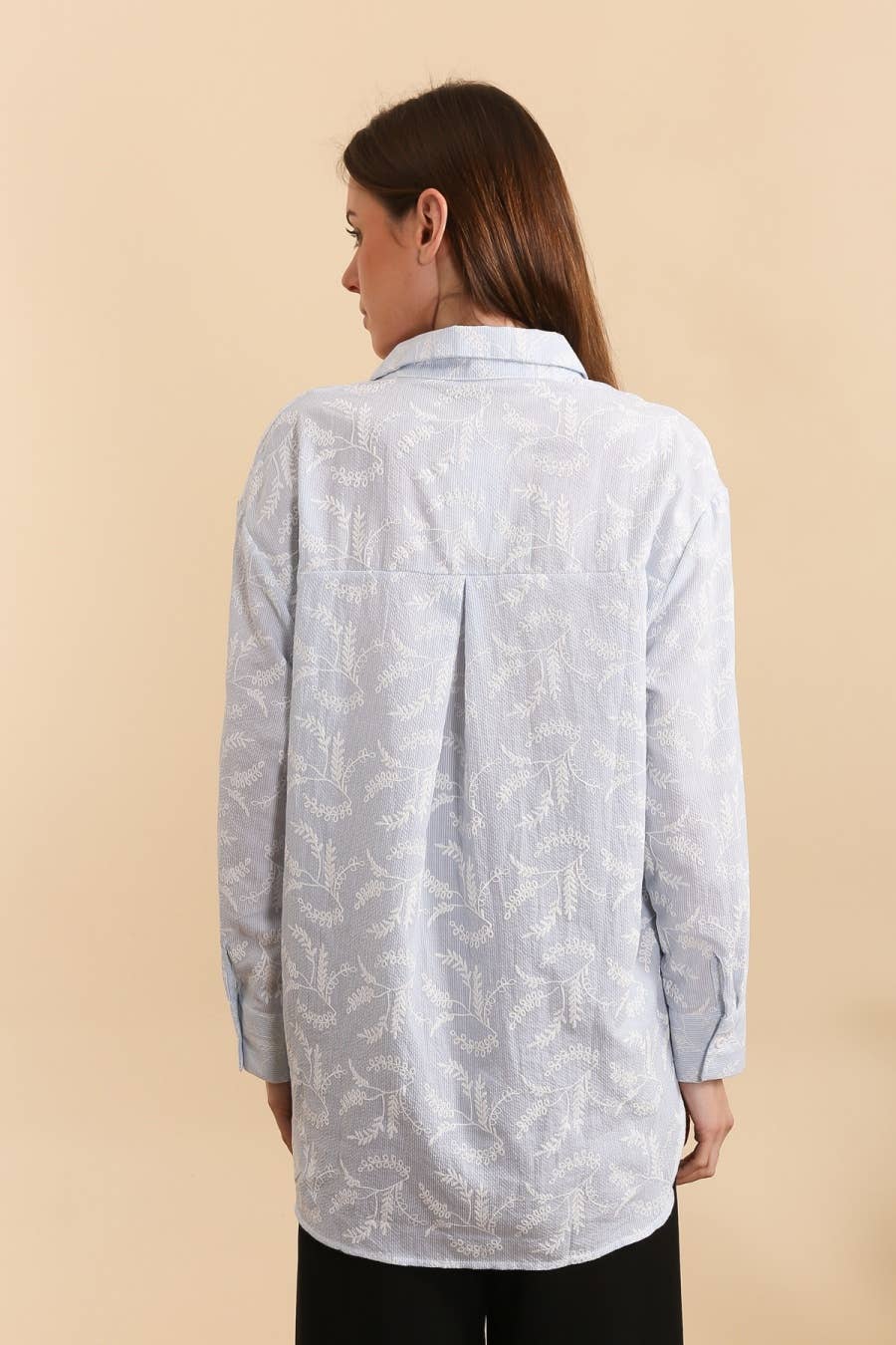 MOOYA – Engroshandel Skjorte med buttondown – til kvinder – Oversize skjorte med teksturerede striber og blomsterbroderier L3085