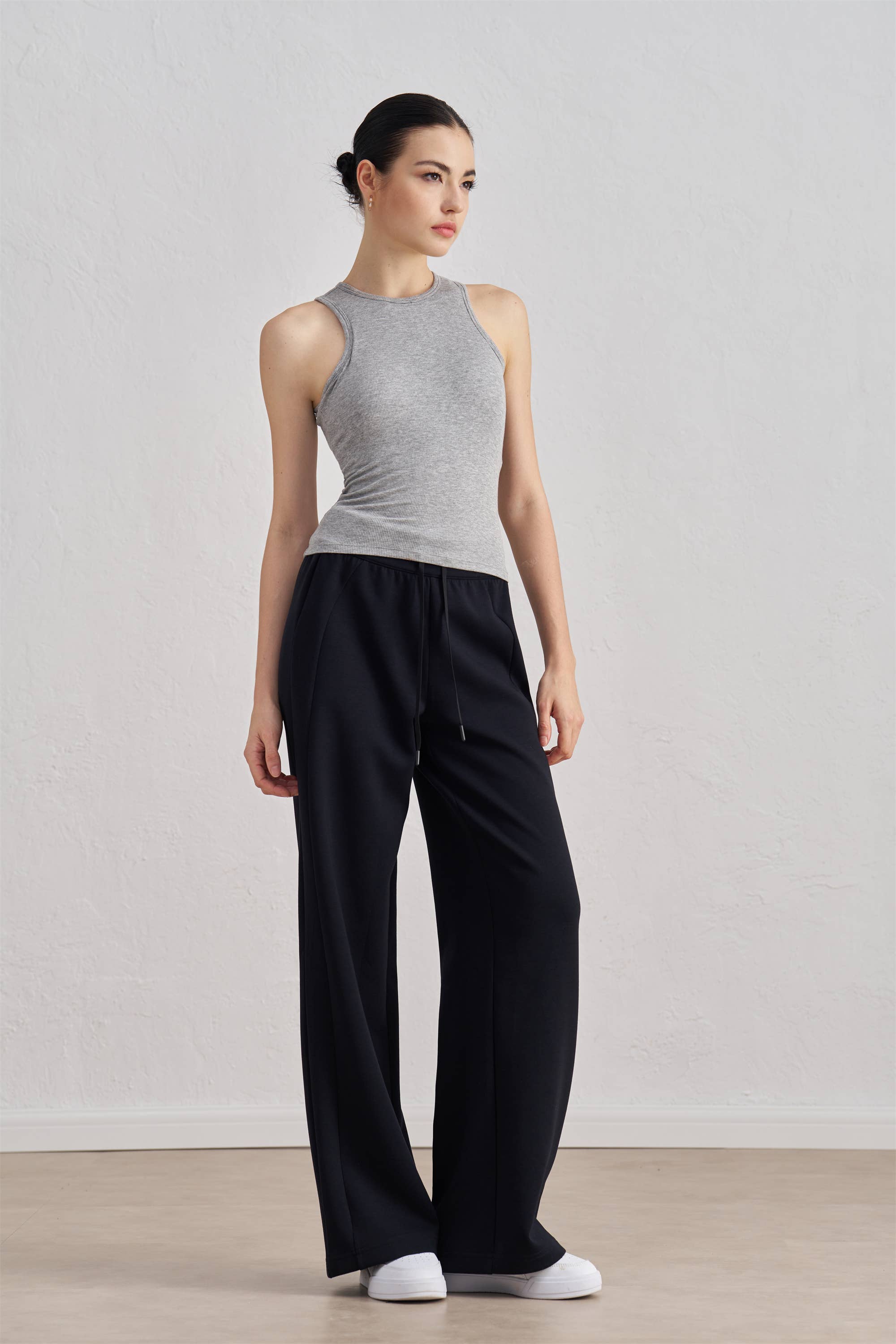 91thelabel – Großhandel Sportoberteil – Damen – Madeline Geripptes Racerback-Aktivoberteil11