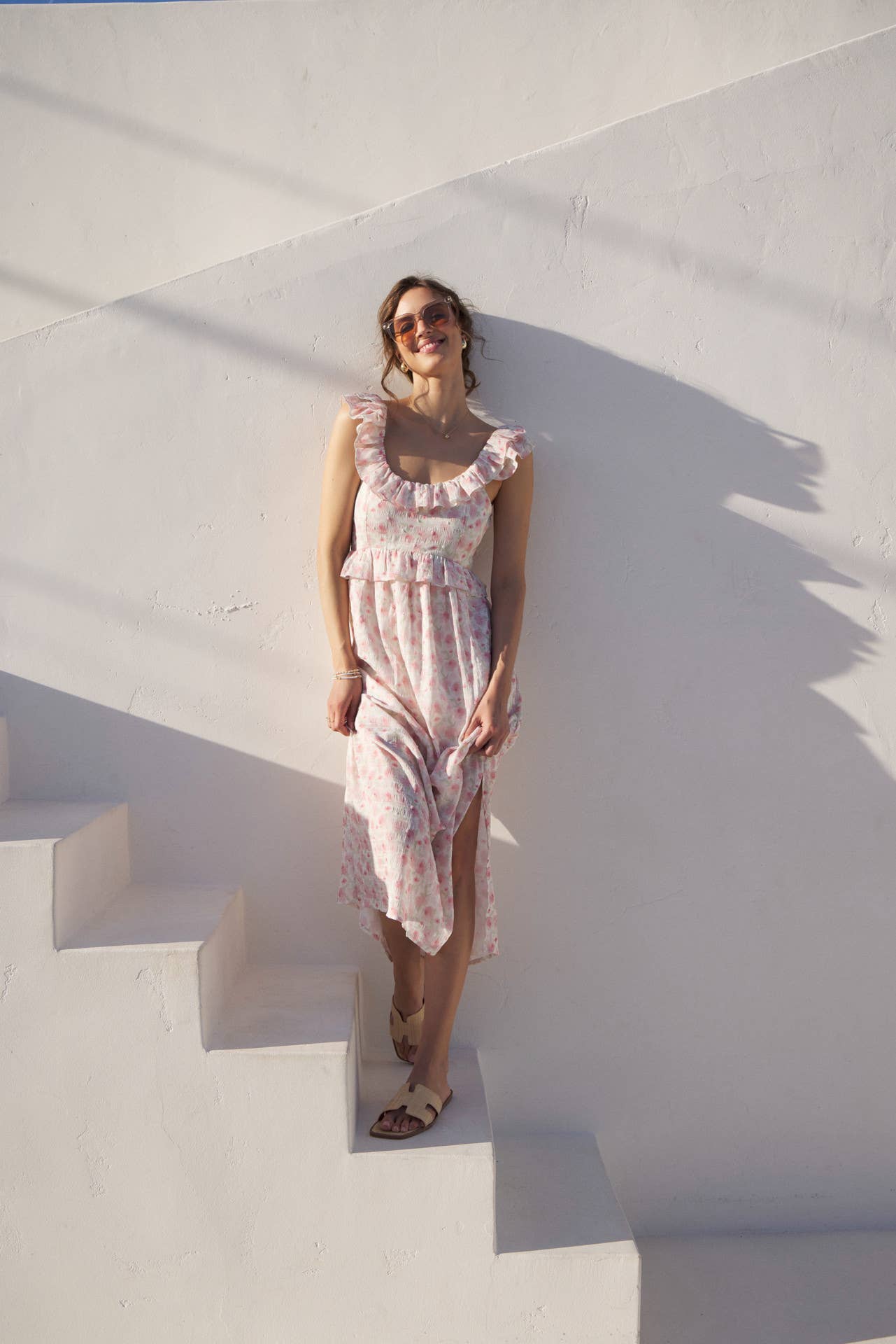 in february – Großhandel Kleid – Damen – ROMANTISCHES FLORALES MIDI-KLEID MIT SCHLITZ, RÜSCHEN UND RÜCKENBINDUNG5