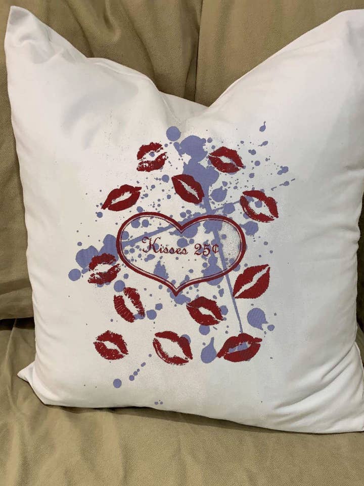 Oreiller à plumes « Be My Valentine Kisses With Splatter » pour la vente par Monique Perry Art