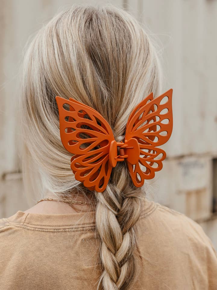 Pince à griffes en forme de papillon géant orange brûlé pour la vente par Share Studio
