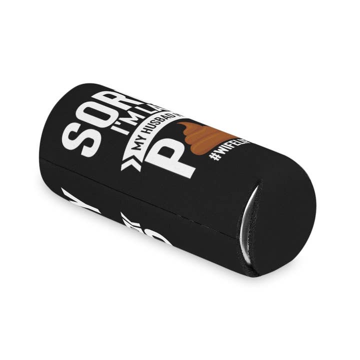 Teegarb LLC – Großhandel Getränkemanschetten & -Koozies – Bierdose Kühler Hülse Neuheit Spät Mein Mann Musste Kacken Sarkasmus Sprüche Liebhaber Urkomisch Sardonisch Ironisch Ehepartner Schlagwort Liebhaber