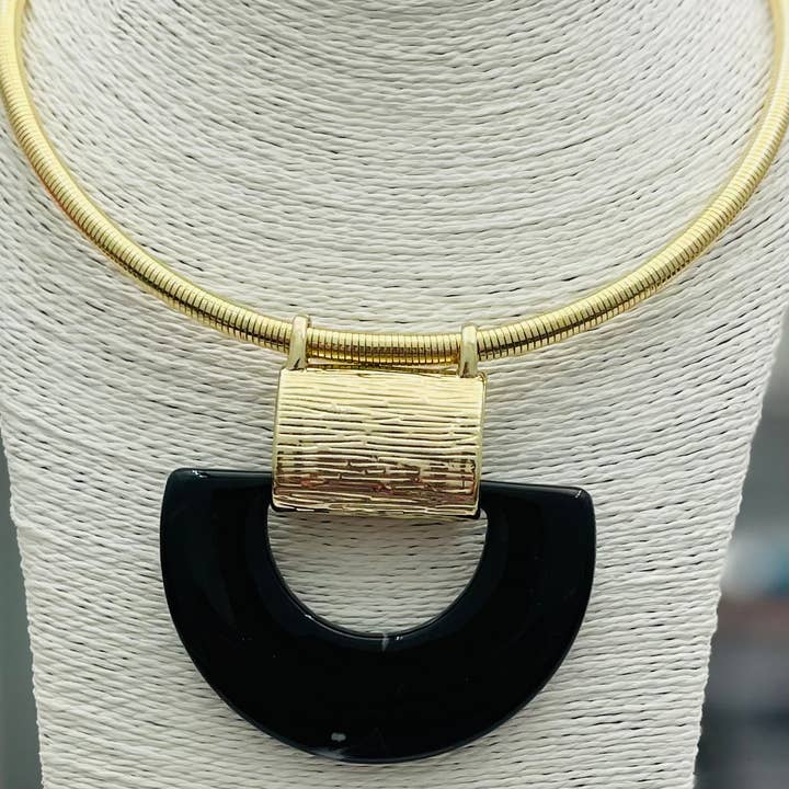TWO FORTY TWO - Wholesale Choker/Collar - EVERYDAY - Gold Serpentine Collar with Black Pendant (NK123)
