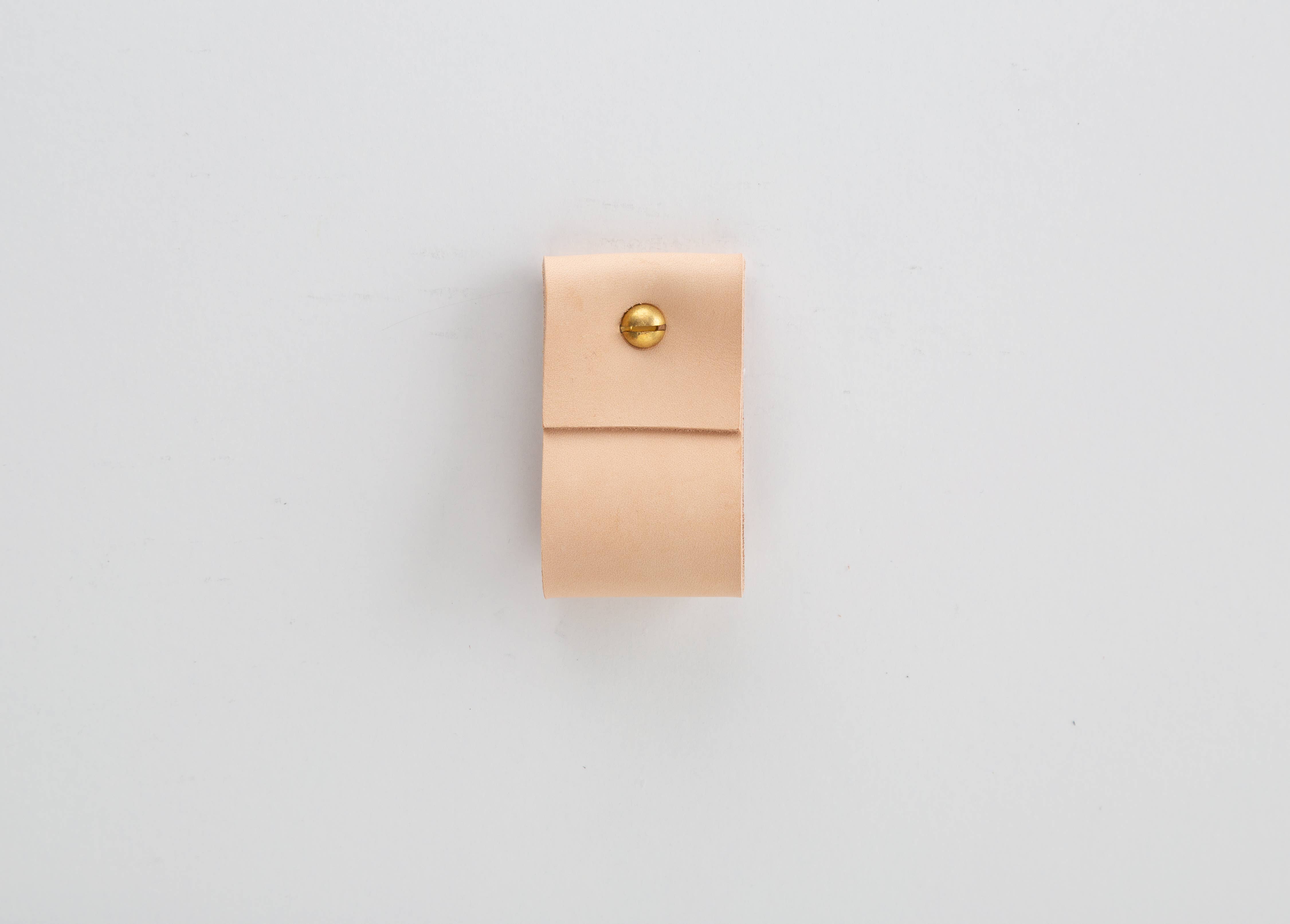 Keyaiira - Vendita all'ingrosso Porta asciugamani/gancio per asciugamani - Porta asciugamani piccolo largo in pelle - Anello in ottone [estremità piatta]1