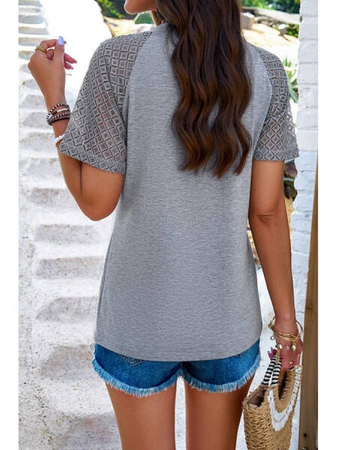 T-shirt à manches courtes et col rond avec détails en dentelle pour la vente par StyleGalX