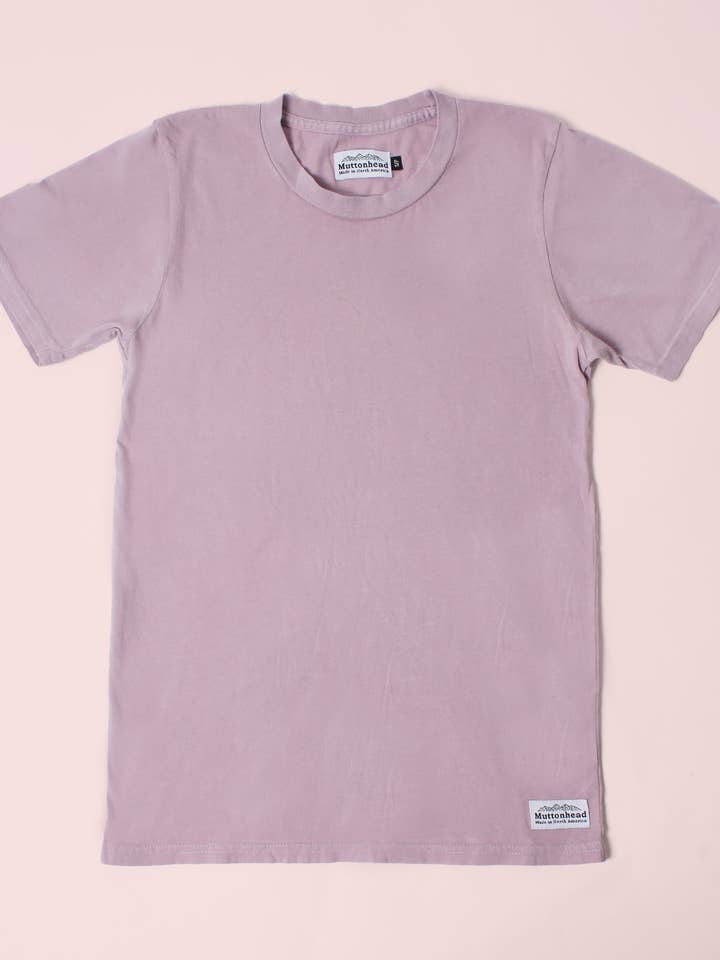 T-shirt teint au pigment vintage - Lilas délavé pour la vente par Muttonhead