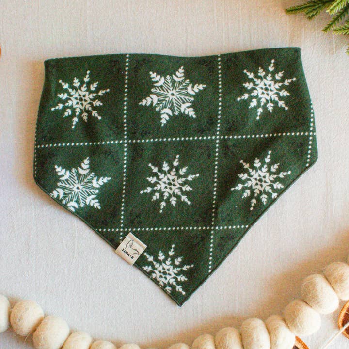 Bandana en flanelle en forme de flocon de neige pour la vente par Luca and B