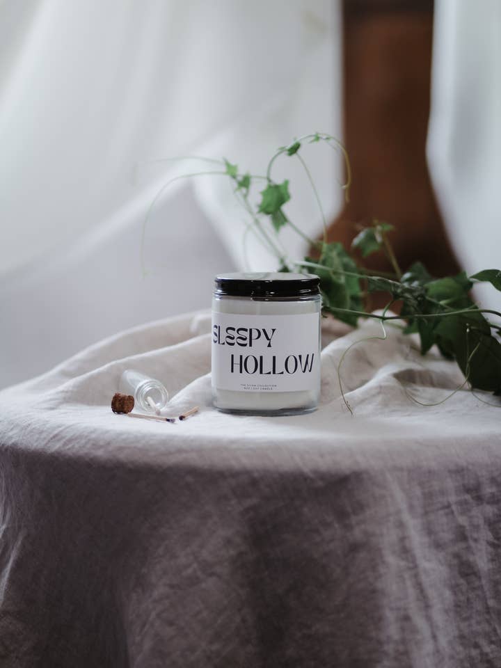 Sleepy Hollow/Europese handgegoten kaars met rozen en lavendel voor wholesale door The Sivan Collection