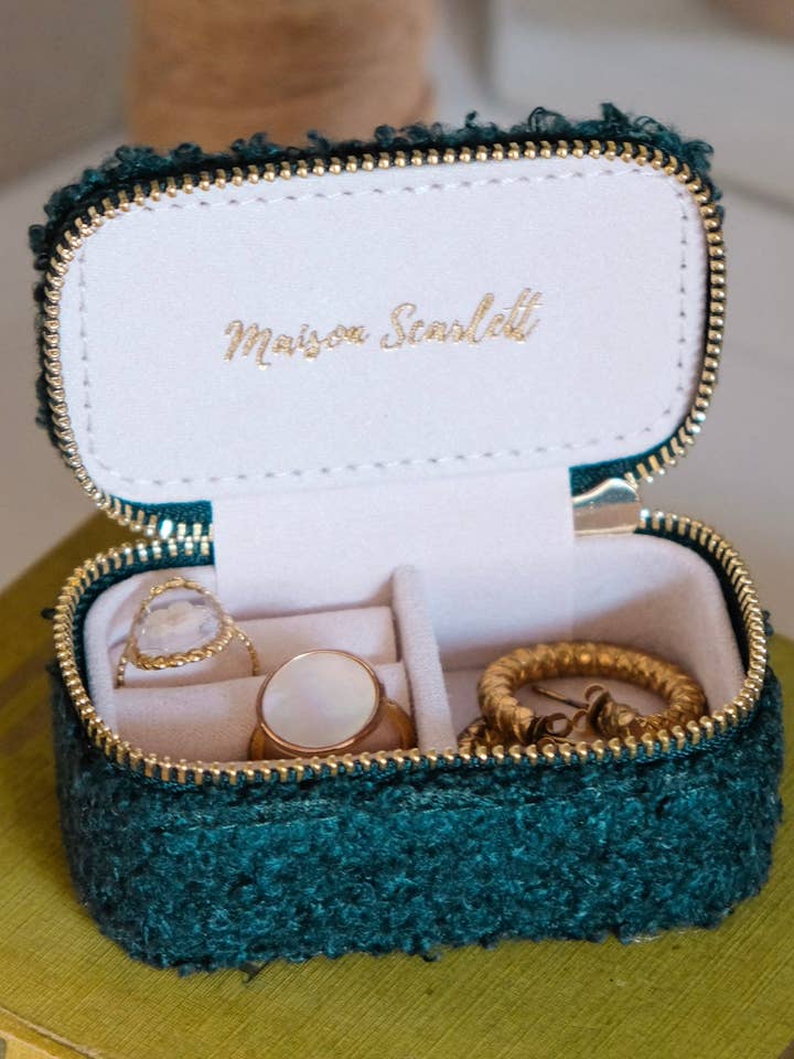 Mini boîte à bijoux de voyage Marie en moumoute pour la vente par Maison Scarlett