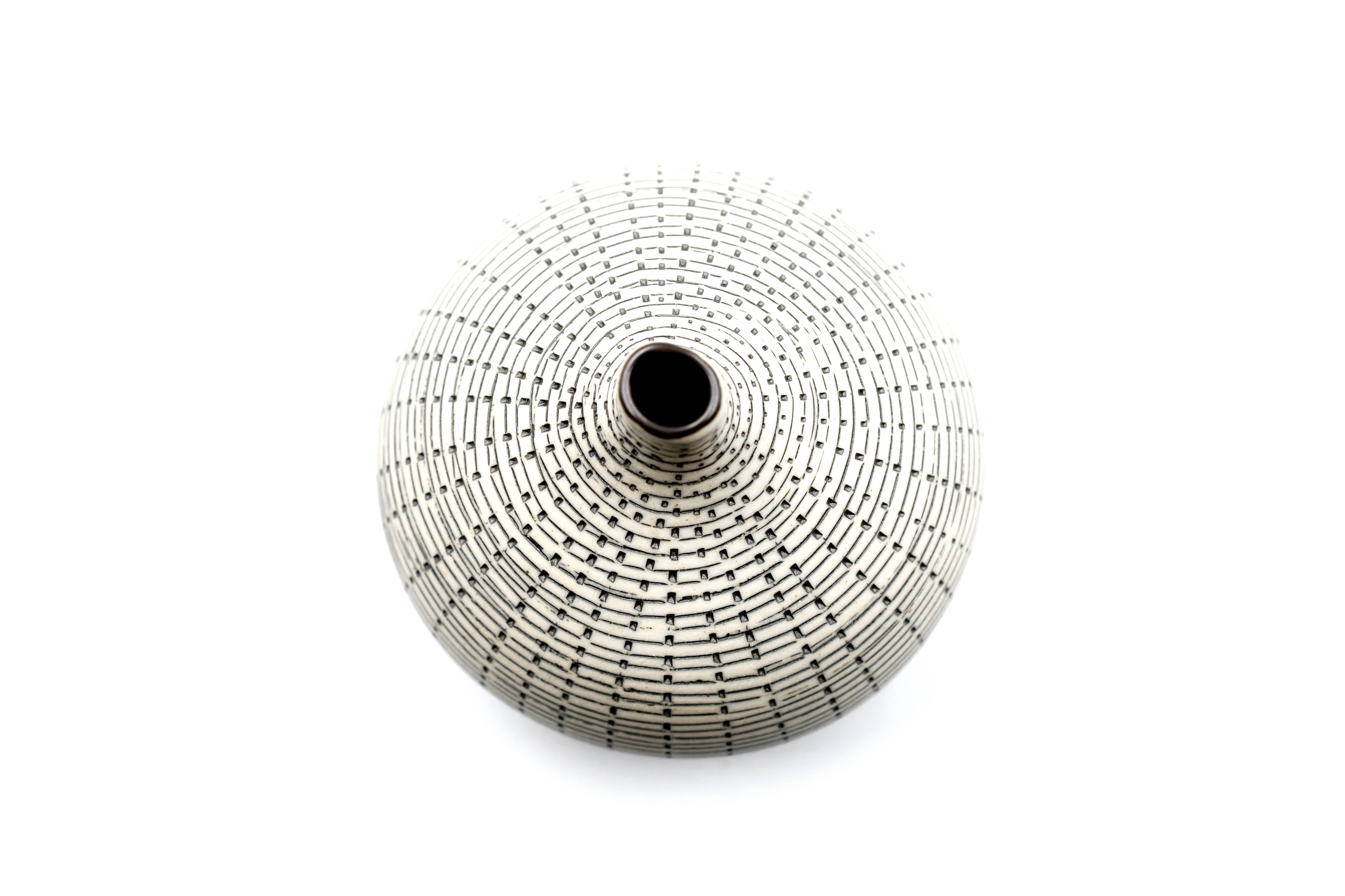 Art Floral Trading LLC – wholesale Vase – 192W71BLACK CONGO TINY S-Handcrafted Porcelain Bud Vase2