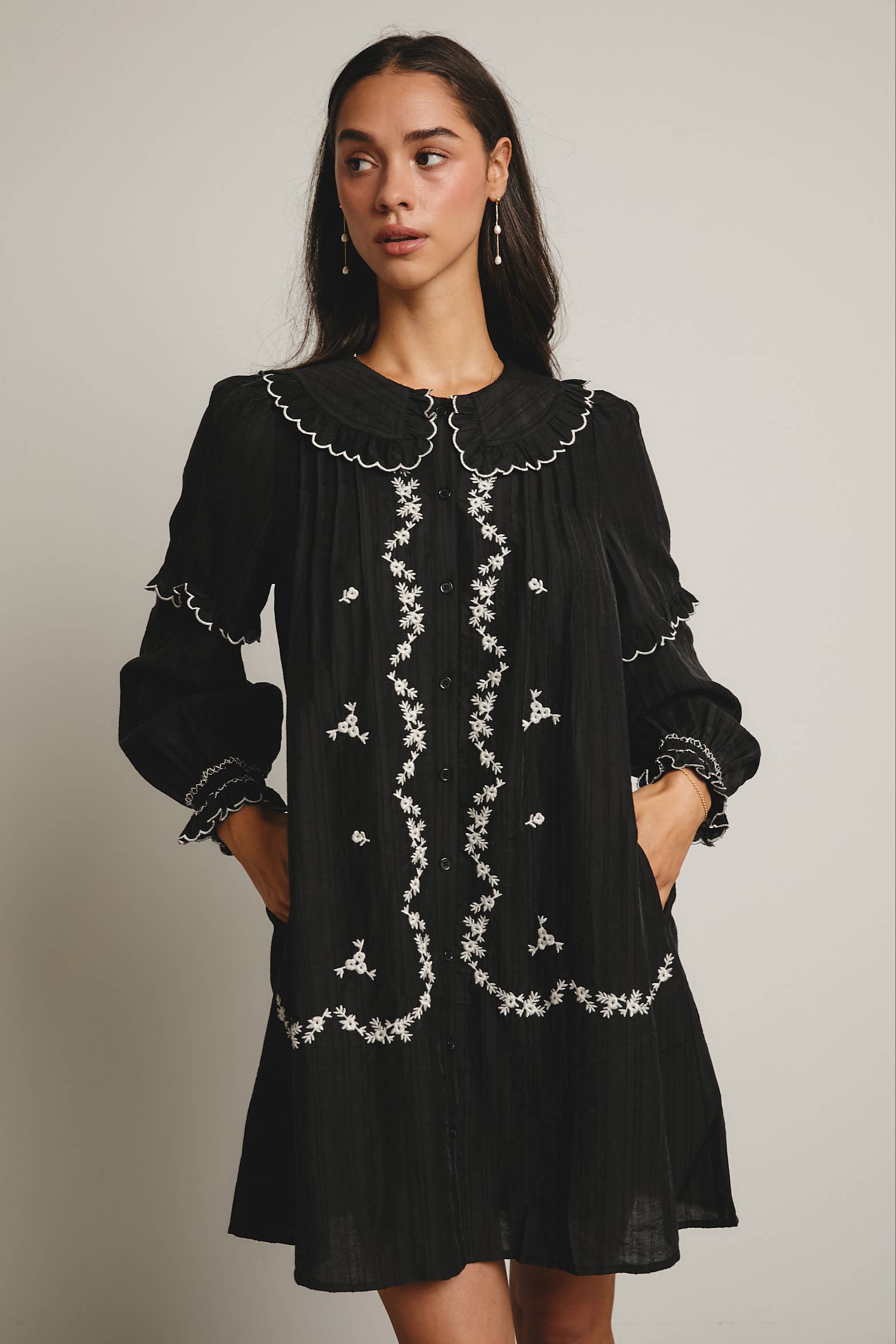 Forte – wholesale Klänning - Dam – Broderad klänning med volangkrage i bomull FD00030