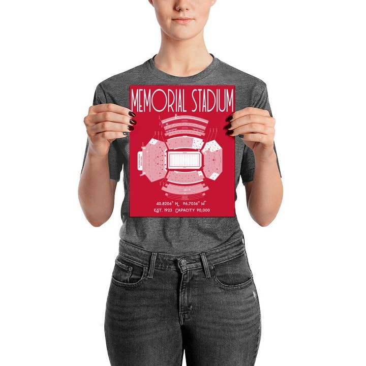 Affiche de football du stade commémoratif du Nebraska Cornhuskers pour la vente par Stadium Prints by BTB