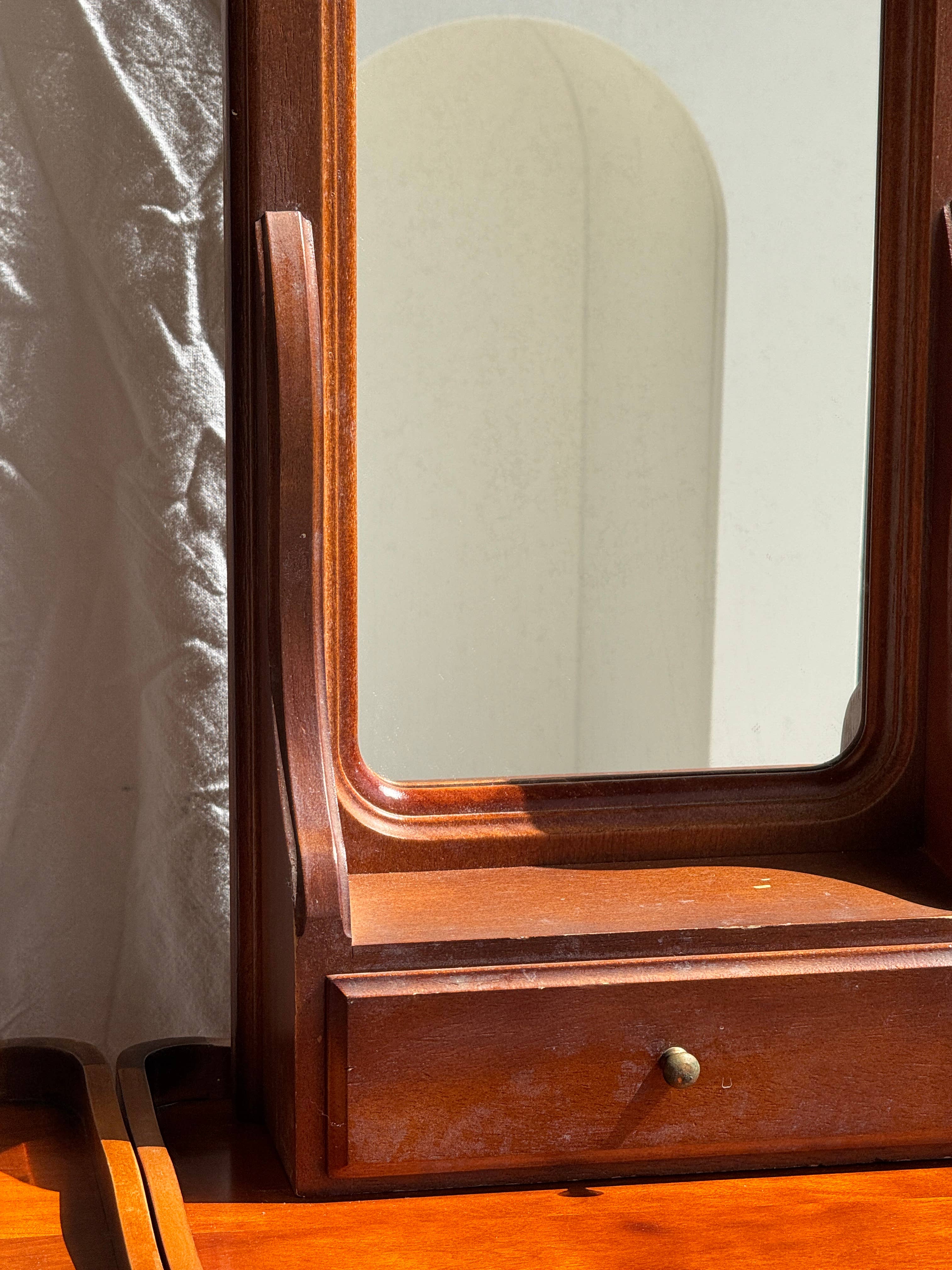 Office Objets - Wholesale Wall Mirror - Rounded mirror with a brown wooden drawer H6712