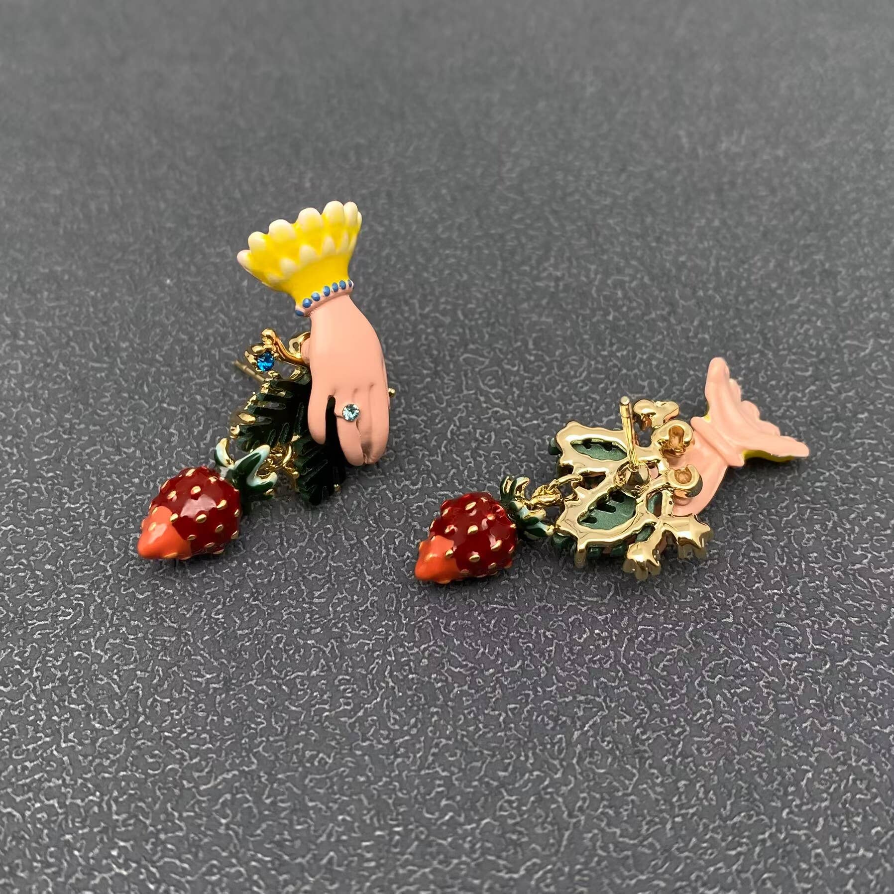 Mio Queena - Vente Clous d'oreille - Boucles d'oreilles en émail incrusté de strass pour cueillir des fraises à la main2