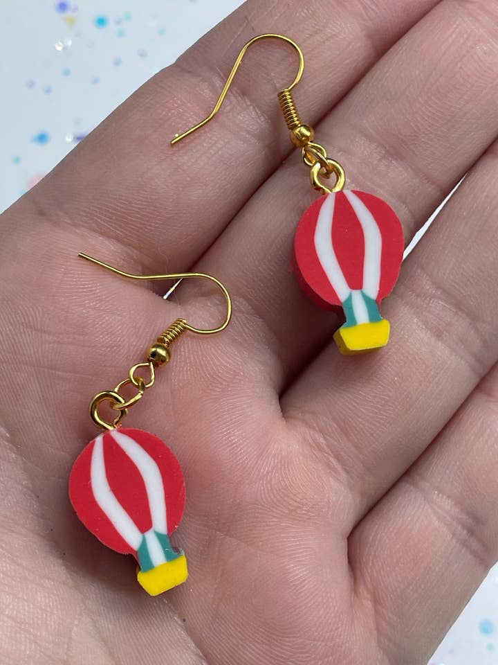 Mini varmluftsballong örhängen! Upp, upp och bort med denna roliga, färgglada smycken linje. för wholesale av R59Creates