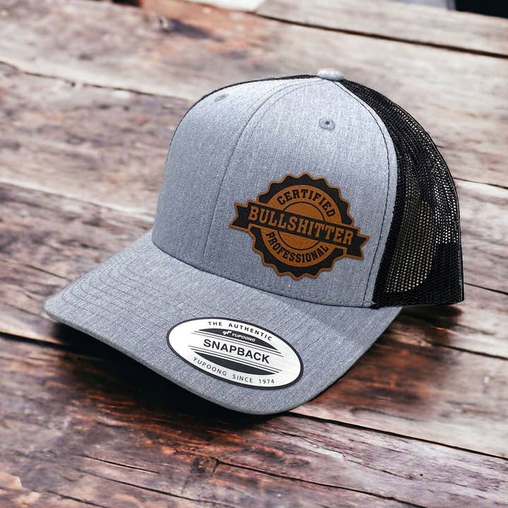 Casquette en cuir avec patch en cuir certifié Bullshitter pour la vente par Pinetree Innovations
