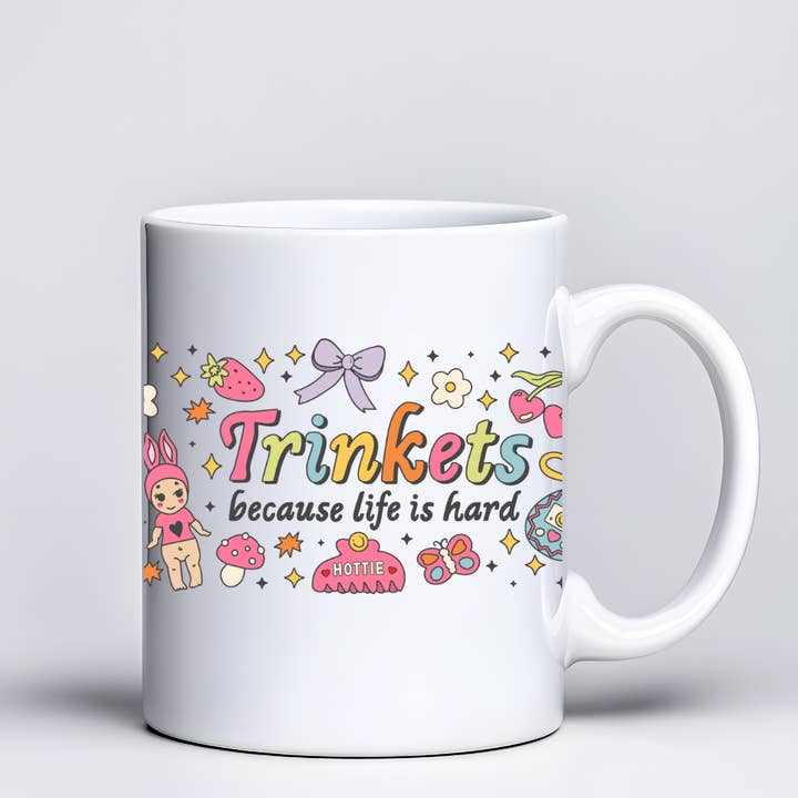 "Nipsgenstande, fordi livet er hårdt" 11oz Keramikkrus 360 Wrap for engroshandel hos Handsome Sam's