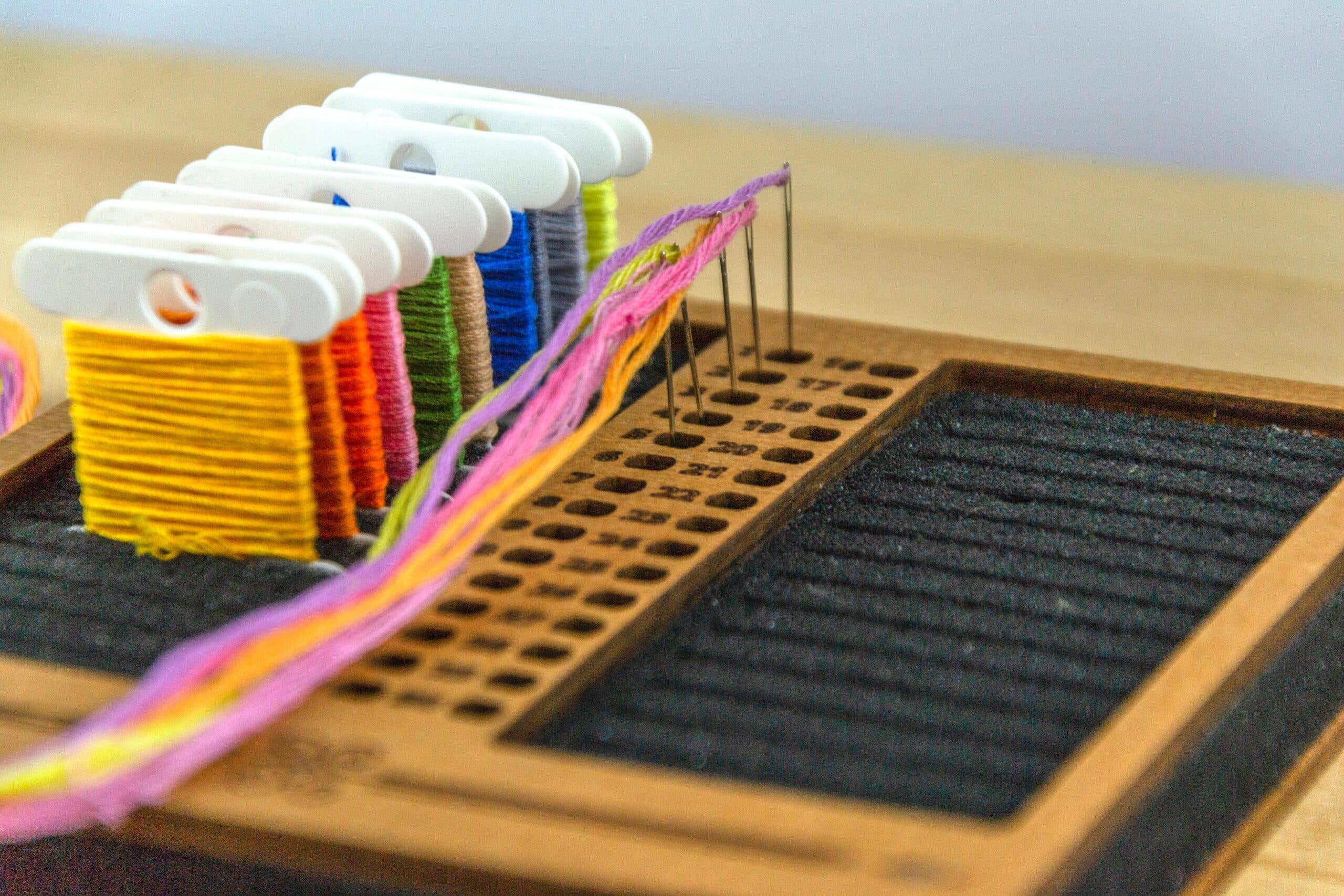 Embroidery craft - Wholesale Embroidery/Cross Stitch Supplies - PB-023-img-4 Foam stand for plastic bobbins (spools) thickness 1mm with holes for needles3