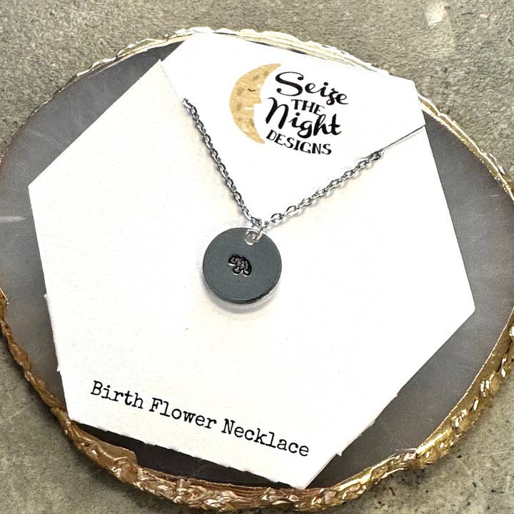 Collier de fleurs de naissance d'œillet de janvier pour la vente par Seize The Night Designs