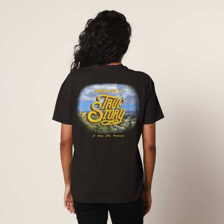 Baseret på en True Story Black Oversized Tee for engroshandel hos James Mae