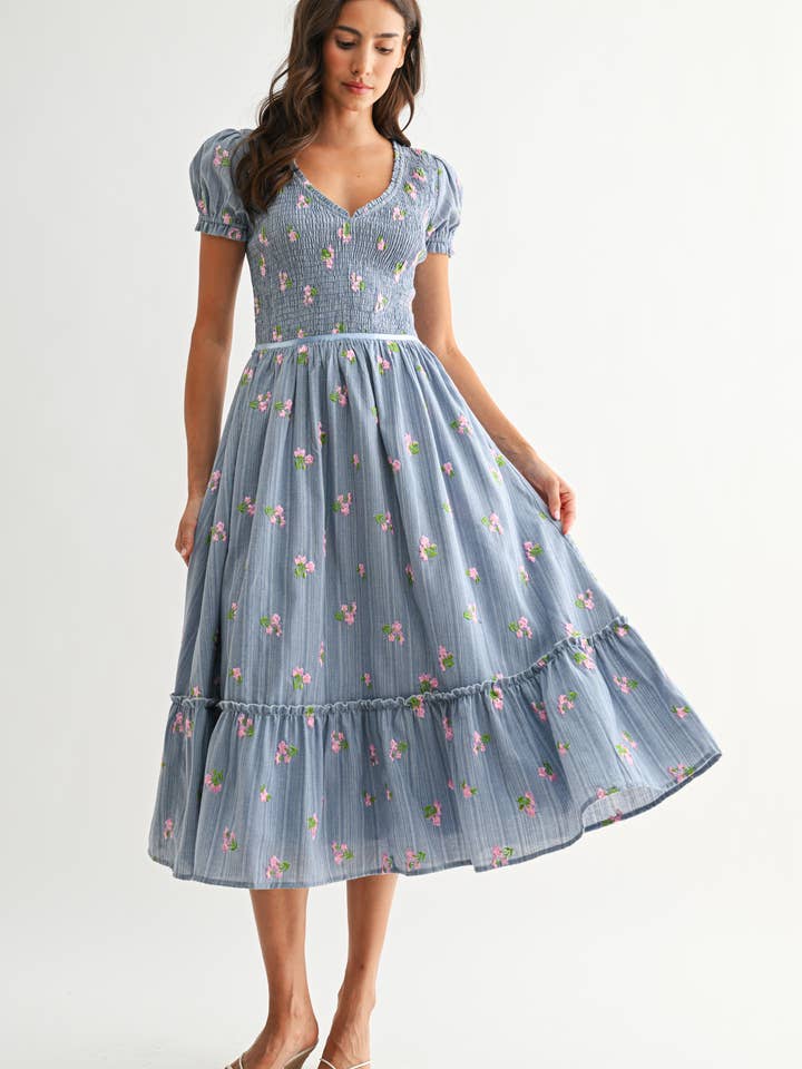 Robe midi à smocks avec broderie florale CED26852 pour la vente par Camellia